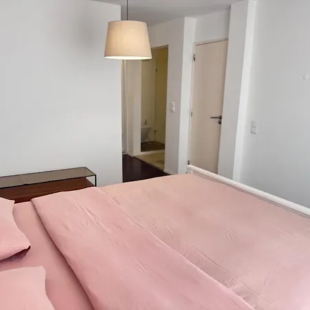 Luxury 4 Bedroom With 3 Bathroom Lisbon Walking Distance To Apartamento Cascais
